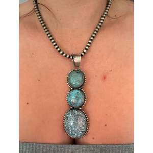 Pendentif Ella Peters Kingman en argent sterling et turquoise, design toile d'araignée vintage, serti clos, cadeau pour enfants, motif numéro, animal, insecte - Product Image 2
