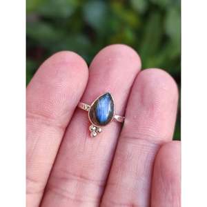 Bague midi artisanale en argent sterling 925 avec incrustation de labradorite naturelle en forme de poire, style bohème, cadeau pour femme - Product Image 4