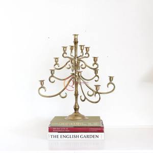 เชิงเทียนโลหะสีทองบนโต๊ะดีไซน์หรูหราทำด้วยมือไม่เหมือนใครสำหรับตกแต่งบ้าน - Product Image 1