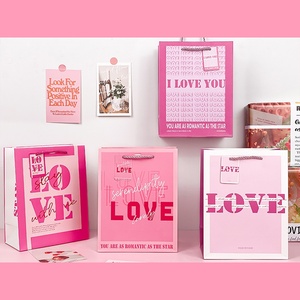 Love Gift Bolsa de papel Fondo rosa con asas, bolsa de embalaje de regalo personalizable ecológica para bodas, fiestas y eventos - Product Image 6