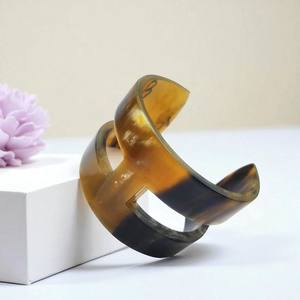 Brazalete de Cuerno de Búfalo Moderno de Origen Ético, Hecho a Mano, Pulido, Ecológico, Artesanía Natural, Joyería de Moda, Arte - Product Image 2
