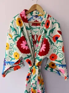Kimono indien brodé à la main d'excellente qualité pour femmes 100% coton longueur au sol veste d'hiver avec taille naturelle - Product Image 2