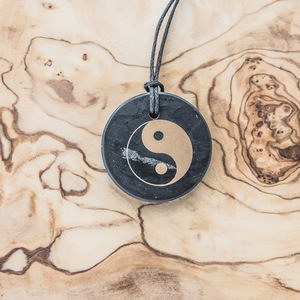 Colgante redondo pulido de shungita con serigrafía Ying Yang de 1.4 pulgadas (35 mm) - Product Image 1