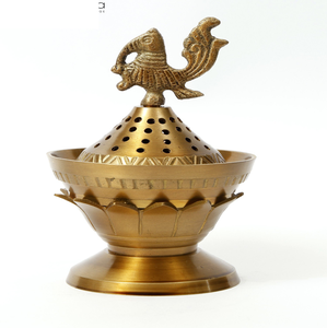 Diffuseur d'huile en laiton, lampe chauffante d'huile essentielle avec design cutwork, article de décoration d'intérieur pour l'aromathérapie disponible au prix de gros - Product Image 2