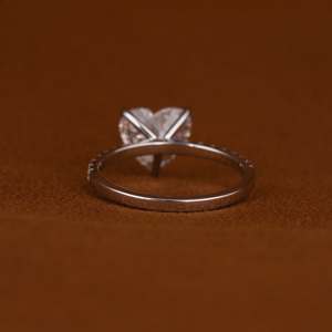 Anillo de Compromiso de Plata de Ley 925 con Diamante Moissanita de Corte Corazón de 2.0 CT, Nuevo Estilo Clásico con Engaste de Garra para Bodas - Product Image 2