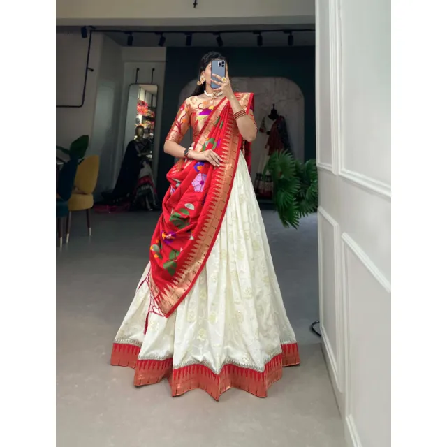 Combinación de lentejuelas Lucknowi blancas y rojas de moda con borde de encaje Paithani Lehenga Choli con blusa y Dupatta