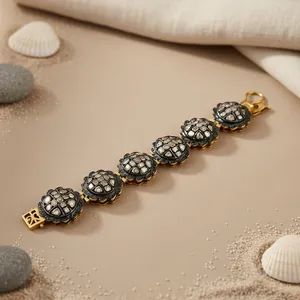 Bracelet en diamant noir avec plaqué or et motif floral pour femmes - Product Image 2