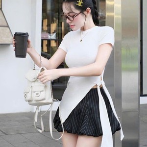 Ensemble femme moderne décontracté, haut blanc à manches courtes avec jupe à rayures fines - Product Image 6