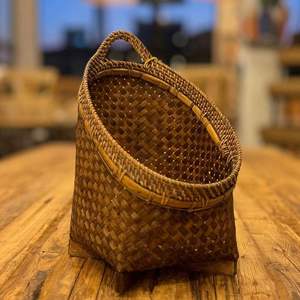 Cesta de Almacenamiento de Ajo y Cebolla de Bambú Tejida a Mano - Product Image 4