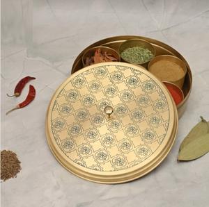 Boîte masala de qualité supérieure avec design de gravure rangement idéal dans la cuisine et boîte masala d'article cadeau indien disponible à un prix raisonnable - Product Image 5