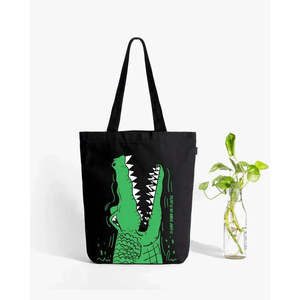 Sac fourre-tout noir avec fermeture éclair et logo crocodile imprimé, doublure en polyester, décoration brodée, sac de plage en coton et polyester - Product Image 1