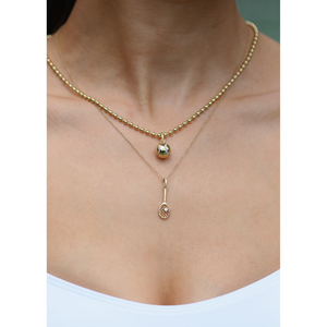 Colgante de diamante con forma de raqueta de tenis, un accesorio lujoso para personas preocupadas por la moda. - Product Image 2