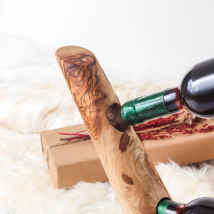 Porta Botellas Delgado Hecho a Mano de Madera de Olivo Vintage para Decoración del Hogar o Fiestas - Product Image 5