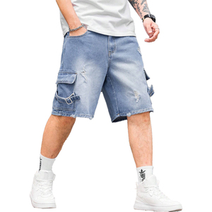 Shorts en jean décontractés pour homme, bleu clair délavé, déchirés, avec poches cargo latérales, longueur genou, ourlet brut effiloché, taille haute - Product Image 1