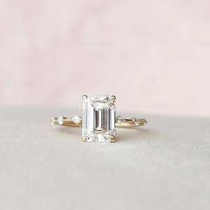 Anillo solitario de corte esmeralda TC 2,50 hecho a mano en plata 925 con detalles redondos delicados Regalo de anillo de boda o promesa perfecto - Product Image 1