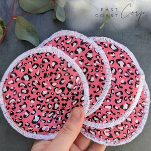 แผ่นรองน้ำนมแบบใช้ซ้ำได้แผ่นรองที่ซักได้ของขวัญสำหรับคุณแม่ใหม่ของขวัญสำหรับให้นมลูกพิมพ์ลายเสือดาว - Product Image 1