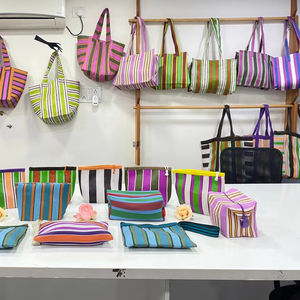 Sacs de plage en nylon réutilisables écologiques de haute qualité, étuis à cosmétiques tendance en plastique recyclé tissé à la main avec fermeture éclair RPET - Product Image 1