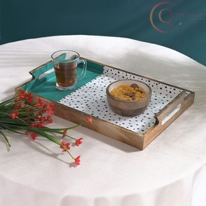 Plateau de service en bois léger avec poignées confortables, idéal pour une utilisation quotidienne en cuisine et à la maison - Product Image 2