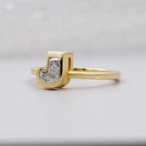 Anillo con Bisel de Diamantes Cultivados en Laboratorio con Diseño Inicial en Forma de J - Product Image 3