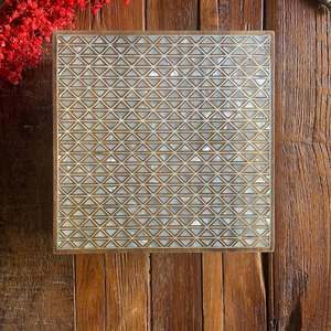 Caja de Regalo Exclusiva Hecha a Mano para Celebrar el Eid Mubarak, con Postres y Chocolates Acrílicos, con Tapa de Madera con Incrustaciones de Nácar - Product Image 2