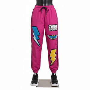 Pantalon coupe-vent pour femme en tissu nylon taffetas, toucher doux, panneaux contrastés roses avec logo en chenille personnalisé, pantalon coupe-vent - Product Image 6