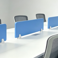 Poste de travail de bureau modulaire moderne pour 6 à 8 personnes avec écran de séparation bleu et armoire