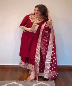 Rehaussez votre tenue ethnique avec notre robe en filet, avec broderie complexe et imprimé pour un look sophistiqué khimar - Product Image 5