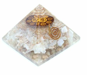 Pirámide de orgonita hecha a mano de la mejor calidad con bobina de cobre para energía positiva y decoración del hogar Suministro mundial disponible - Product Image 3