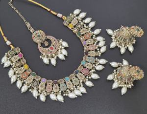 ชุดเครื่องประดับแฟชั่นอินเดียสุดพิเศษชุดสร้อยคอหิน CZ และไข่มุกพร้อมต่างหูชุดสวมหัวสำหรับผู้หญิง - Product Image 1