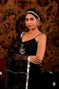 เดรส Anarkali มีสายรัดสำหรับผู้หญิงสีดำเข้มปักลายโกต้าแพตติสำหรับงานเลี้ยงฉลอง - Product Image 5