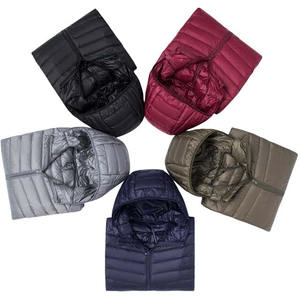 Chaquetas Acolchadas para Hombre con Capucha de Diferentes Colores, Lona Recubierta Impermeable, Poliéster/Nailon, Cierre de Cremallera, Estilo Urbano - Product Image 3