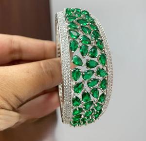 Elegante Brazalete con Acabado Plateado y Piedras de Circonita Cúbica de Primera Calidad para Bodas y Compromisos, Colección para Fiestas, para Mujer - Product Image 1