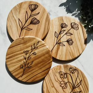 Sous-verre en bois avec motif floral gravé, design personnalisé disponible ici - bois écologique - Product Image 1