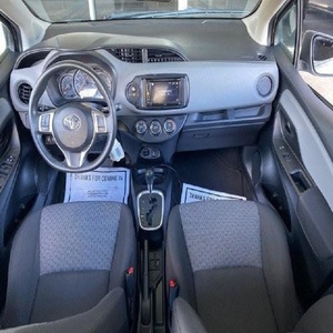 Toyota Yaris Hatchback 2015 d'occasion, boîte automatique, sièges en cuir, intérieur foncé, taille des pneus R16, conduite à gauche - Product Image 5