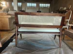 Banc rembourré en bois massif Heritage avec dossier en cannage - Design classique, utilisation en extérieur, résistant à l'eau - Product Image 4