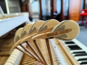 Piano à queue Yamaha G2 blanc, 88 touches lestées, style classique, pour un jeu professionnel, montage au sol, plancher de sonorisation en bois massif - Product Image 3