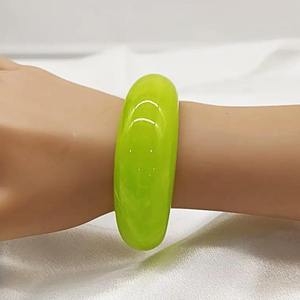 Bracelets en résine vibrants et artistiques avec tourbillons multicolores, styles à double tonalité et aspect antique poli à la main pour une élégance quotidienne - Product Image 3