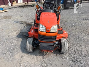 Tracteur agricole avec cabine et pneus larges pour usage agricole - Product Image 4