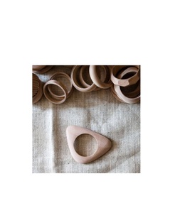 Rond de serviette en bois de luxe pour table de dîner formel avec un élégant grain de bois naturel lisse et poli - Product Image 3