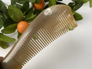 Peine de Cuerno de Vaca Natural, Dientes Anchos, Acabado Suave, Cuidado del Cabello - Product Image 5