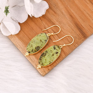 Boucles d'oreilles en laiton plaqué or avec opale verte, faites à la main, pour les tenues quotidiennes, boucles d'oreilles pendantes en laiton tendance pour les événements spéciaux - Product Image 3