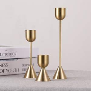 Portavelas sin Llama de Diseño en Oro y Plata |   Soporte de Brazo y Pilar de Aluminio para Eventos Navideños y del Hogar, Hecho a Mano - Product Image 2