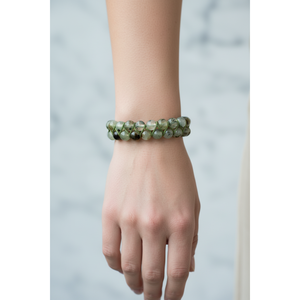 Bracciale in pietra naturale Prehnit da 8 mm con doppia fila di macramè - Product Image 3