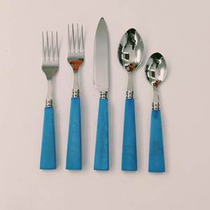 Ensemble de couverts en métal fini argenté avec poignée en résine bleue pour ensemble de couverts décoratifs pour table de dîner d'hôtel et de restaurant - Product Image 1