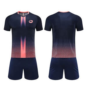 ชุดฟุตบอลไซส์ใหญ่ น้ำหนักเบา แห้งเร็ว ระบายอากาศได้ดี ผลิตจากโพลีเอสเตอร์ 100%  สีและโลโก้ปรับแต่งได้ สำหรับผู้ใหญ่ แบบ unisex มีสินค้าในสต็อก - Product Image 1