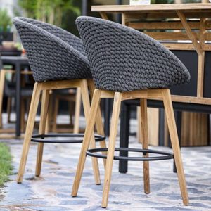 Tabourets de bar de jardin Hoshino en bois massif de haute qualité et rotin noir en osier pour une utilisation en extérieur. - Product Image 1