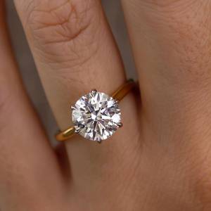 Anillo de Compromiso con Diamante Cultivado en Laboratorio de 2.00ct, Dos Tonos, Corte Catedral, con Certificación IGI y Engaste de 6 Puntas - Product Image 1