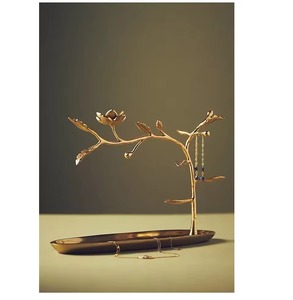 Soporte de joyería de diseño rosa para pendientes, collares, anillos, organizador floral elegante para tocador y decoración de regalo - Product Image 1