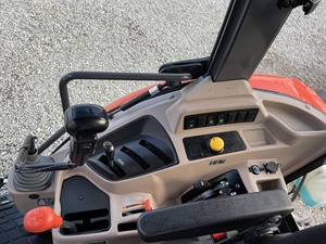 Tracteur agricole Kubota M6060 4WD 2021 – Machine agricole diesel haute performance de 63 CV pour le labour, le travail du sol et la récolte - Product Image 5
