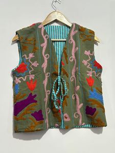 Chalecos Suzani bordados a mano hechos a medida ideales para tiendas de accesorios de moda para la reventa se pueden hacer en su diseño - Product Image 2